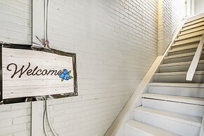 Walkable Barberton Apartment: 9 Mi to Akron!