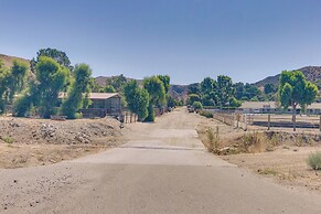 Cozy Santa Clarita Cottage Near Parks & Trails!