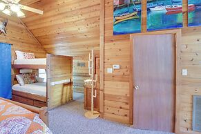 Peaceful Greers Ferry Cabin w/ Deck & Lake View!