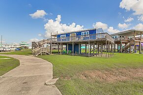 Walk to Sand: Surfside Beach Getaway w/ Deck