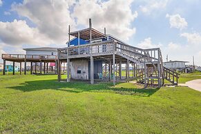 Walk to Sand: Surfside Beach Getaway w/ Deck