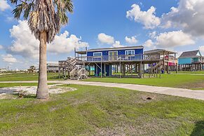 Walk to Sand: Surfside Beach Getaway w/ Deck