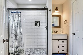 Walk to Sand: Surfside Beach Getaway w/ Deck