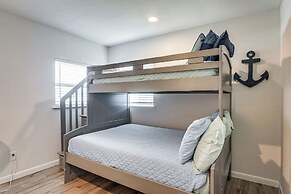 Walk to Sand: Surfside Beach Getaway w/ Deck