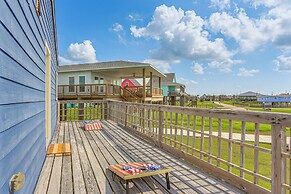 Walk to Sand: Surfside Beach Getaway w/ Deck