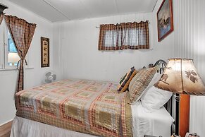 Rustic Willow Retreat - Outdoor Adventures 2 Bedroom Cabin by RedAwnin