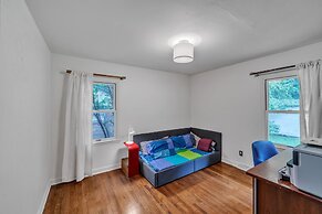 Charming Mid-century Modern Home In Shannon Park 3 Bedroom Home by Red