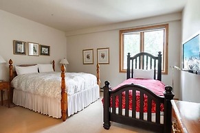 Strawberry Park #603 4 Bedroom Condo by RedAwning