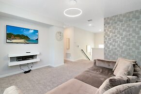 Incredible Resort 4 Bed Pool/spa Home 4 Bedroom Villa by RedAwning