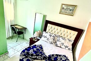 1 Bed Studio Sleeps 2 - Canal View, Wifi, Parking