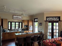 Breezin Villa in Deans