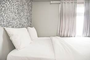 Pleasurable And Tidy 2Br Green Pramuka City Apartment