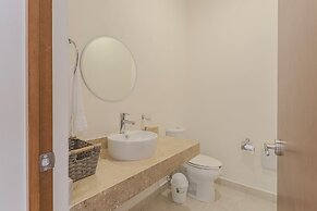 Stylish Condo with Premium Amenities