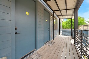 2-Bedroom East Austin Condo-Free Parking