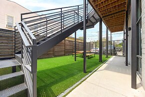 2-Bedroom East Austin Condo-Free Parking