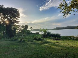 Gagees Lake View Cabana