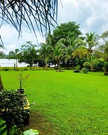 Gagees Lake View Cabana