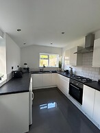 NEW 4 Double Bedrooms Large House