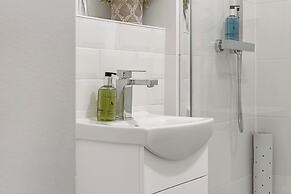 Central 1BD Free Underground Parking