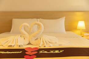 Romantic Beach Bar Fine Dining Swim c109