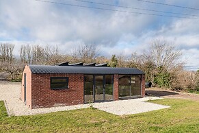 Brick Barn - Luxury Barn by River Avon
