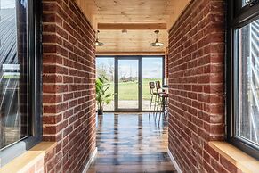 Brick Barn - Luxury Barn by River Avon