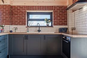 Brick Barn - Luxury Barn by River Avon