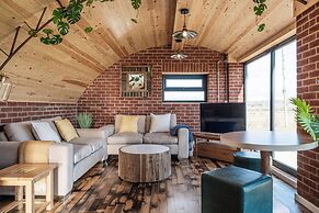 Brick Barn - Luxury Barn by River Avon