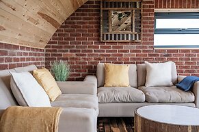Brick Barn - Luxury Barn by River Avon