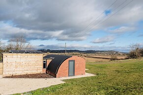 Brick Barn - Luxury Barn by River Avon