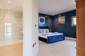 Brick Barn - Luxury Barn by River Avon