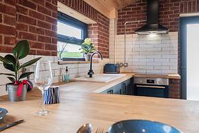 Brick Barn - Luxury Barn by River Avon