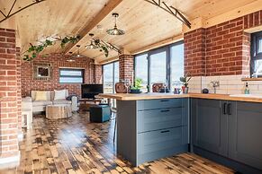 Brick Barn - Luxury Barn by River Avon