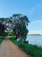 Lake Front Cottage & Restaurent