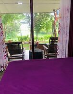 Lake Front Cottage & Restaurent