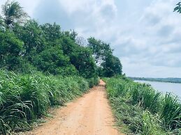 Lake Front Cottage & Restaurent