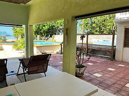 Indigo Beach Villa - Black River