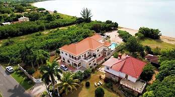Indigo Beach Villa - Black River