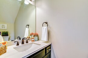 Inviting Bowling Green Escape w/ Smart Tvs!