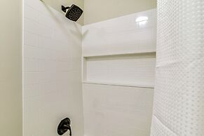 Inviting Bowling Green Escape w/ Smart Tvs!