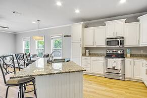 Biloxi Condo w/ Community Pool ~ Half-mi to Beach!