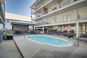 Biloxi Condo w/ Community Pool ~ Half-mi to Beach!