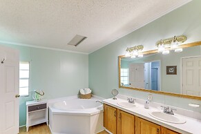 Pet-friendly Sparta Retreat: Boat Dock & Fire Pit!