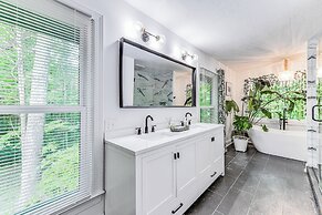 Woodsy Concord Retreat ~ 11 Mi to Nascar!