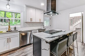 Woodsy Concord Retreat ~ 11 Mi to Nascar!