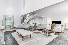 Woodsy Concord Retreat ~ 11 Mi to Nascar!