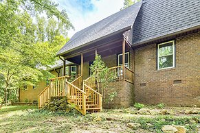 Woodsy Concord Retreat ~ 11 Mi to Nascar!