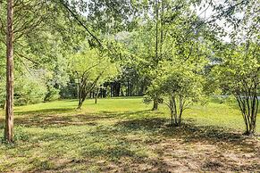 Woodsy Concord Retreat ~ 11 Mi to Nascar!