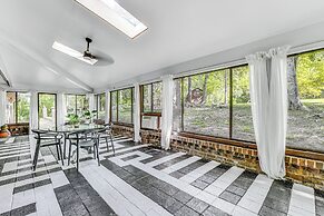 Woodsy Concord Retreat ~ 11 Mi to Nascar!