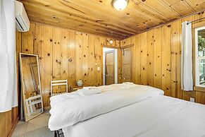 Walk to Winery: Cozy Cabin w/ Fire Pit in Murphys